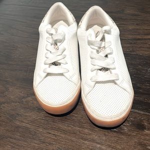 White tennis shoe